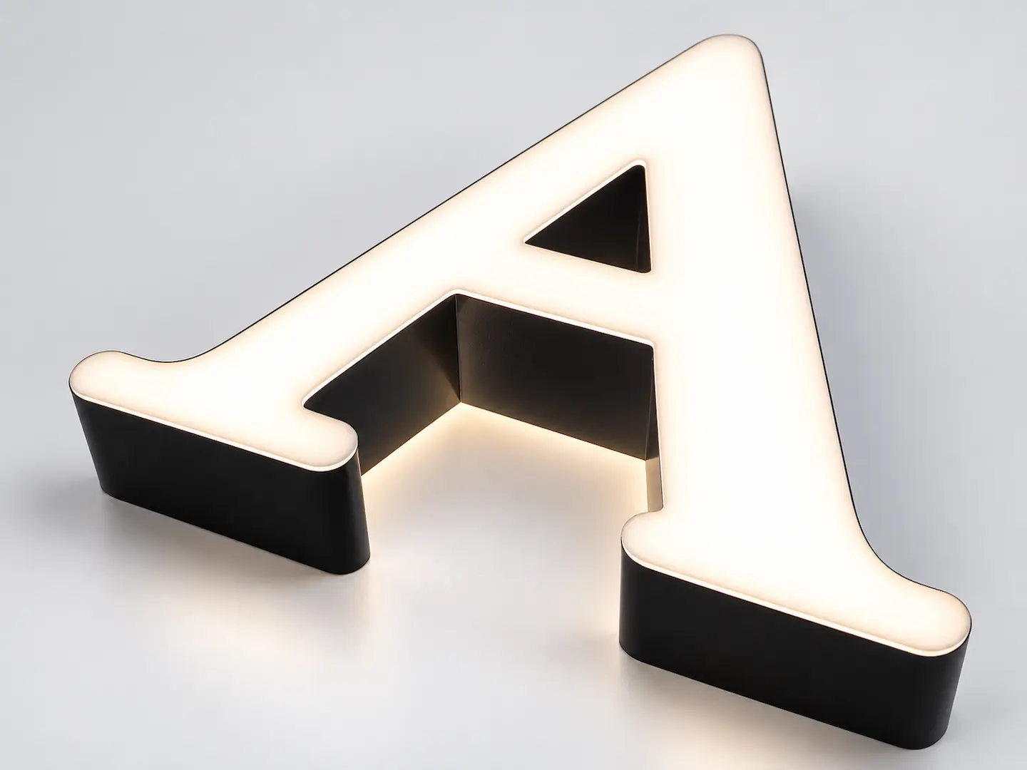 Letra corpórea con iluminación frontal